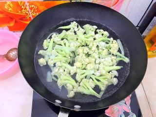 金钩海米蒜蓉茄汁炒菜花,水开后将菜花倒入，煮两分钟！