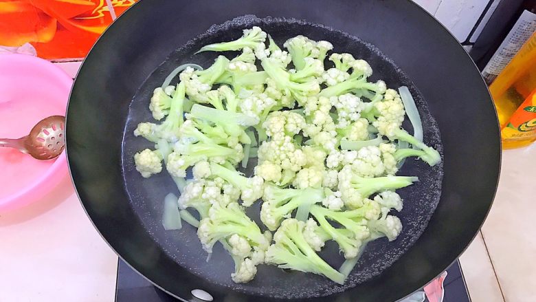 金钩海米蒜蓉茄汁炒菜花,水开后将菜花倒入，煮两分钟！