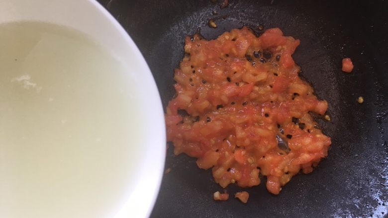 龙利鱼番茄彩虹果蔬高汤面,之前煮面条的水倒入锅里同西红柿一起熬煮。