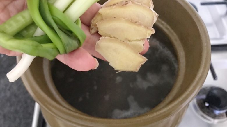 木瓜炖蟲草花肉骨汤,换个砂锅煮开，将生姜和葱结放进来