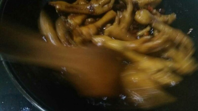 香辣红烧鸡爪,将腌制好的鸡爪也放入锅中翻炒