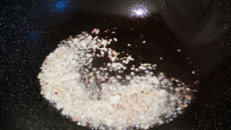 #咸味#海鲜香菇年糕汤,锅里放少许油，炒香蒜泥，生姜末