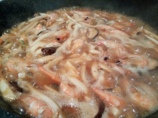 #咸味#海鲜香菇年糕汤,吃年糕，喜欢有汤的，所以加一碗清水，大火烧开，