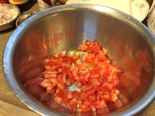 墨西哥风味牛肉沙拉,番茄切丁，如果不喜欢太多汤汁，番茄瓤可以吃掉。