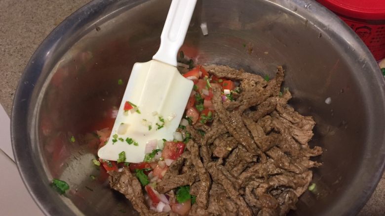 墨西哥风味牛肉沙拉,炒好的牛肉丝加入拌好的蔬菜里面，拌匀。