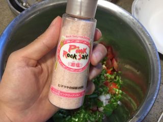 墨西哥风味牛肉沙拉,加半勺盐，今儿新买的粉色岩盐，试试看。普通盐就可以。