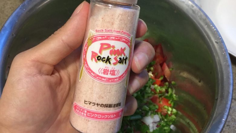 墨西哥风味牛肉沙拉,加半勺盐，今儿新买的粉色岩盐，试试看。普通盐就可以。