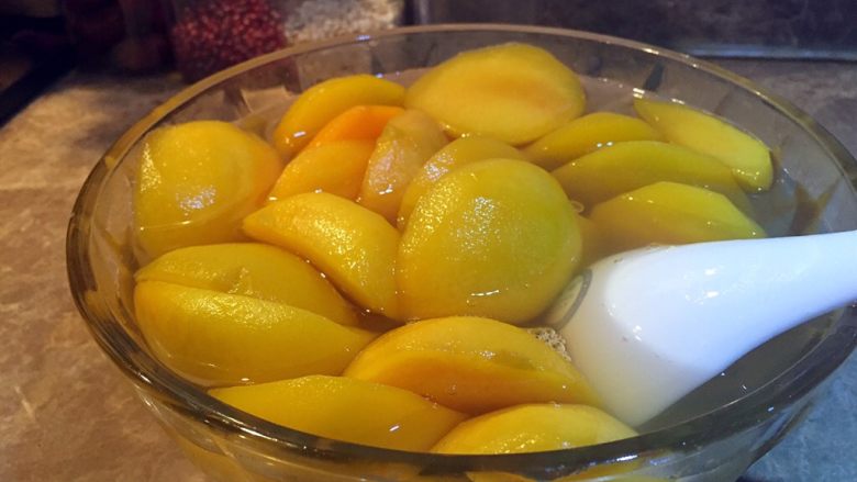 黄桃罐头,自然，放凉，放入冰箱中冰镇，美味的桃子罐头就做好了，简单吧。可以趁桃子便宜的时候多煮些，装入保鲜袋中，冷冻起来，想吃的时候拿出来化开一样好吃喔。