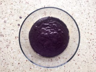 黑米红枣蒸糕,倒入碗里放一旁备用；