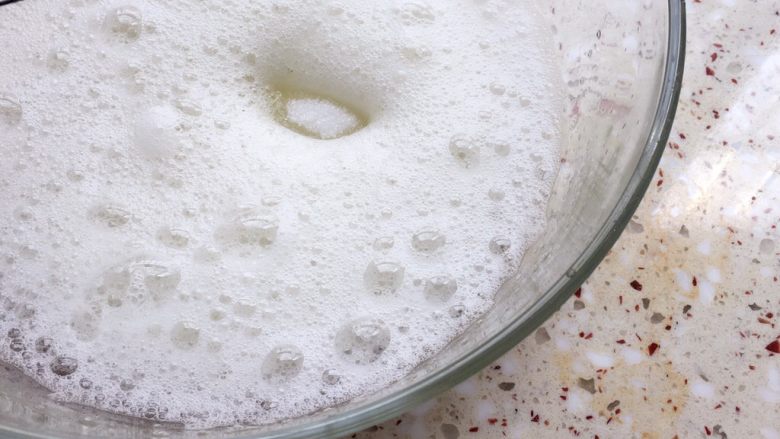 黑米红枣蒸糕,开始打发蛋白；打到鱼眼泡时加入3/1白糖；