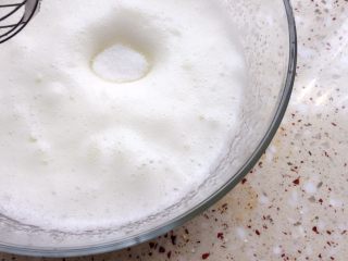 黑米红枣蒸糕,打到比较蛋白细腻的程度时加入剩下的2/1白糖继续打发；