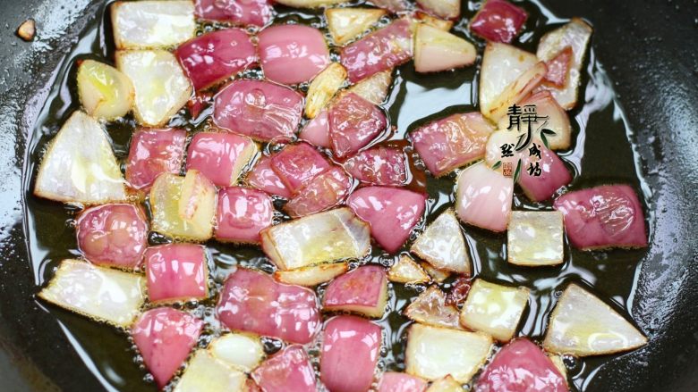 南瓜香菇鸡腿焖饭,热锅热油，先下葱头小火煸炒出香味。我喜欢把它炒至微微发焦黄，这样葱头的香味充分融合到油中，焖出来的饭特别香。