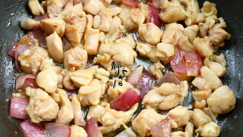 南瓜香菇鸡腿焖饭,接着下腌制好的鸡腿肉继续翻炒至变色，要不断用锅铲翻炒，防止巴锅。