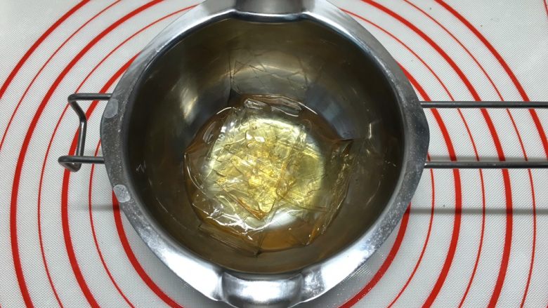高颜值慕斯杯组合,吉利丁片10克，剪小泡在30克凉开水中，大约10来分钟，泡软即可