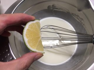 高颜值慕斯杯组合,加入5克柠檬汁，加柠檬是为了口感更好，没有也可以不加，搅拌均匀