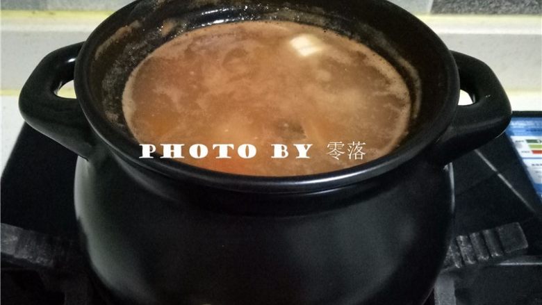 番茄鳕鱼汤,砂锅内的食材煮熟后，调入淀粉水，搅拌均匀；