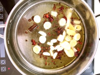芦笋炒虾仁,锅内加入花生油，烧热后加入葱花和姜片，蒜片炒出香味