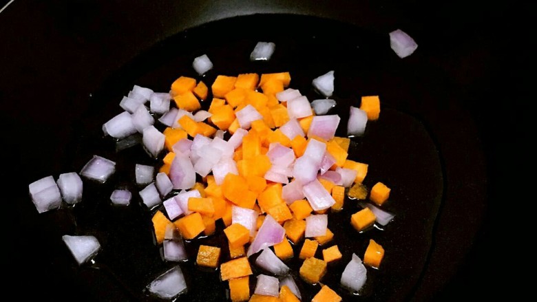 拌饭酱,锅中取适量的植物油翻炒，洋葱丁，胡萝卜丁；