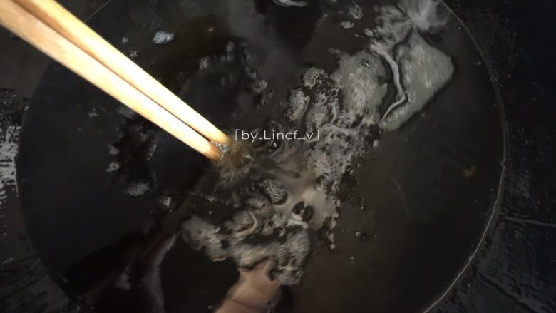 芝心南瓜麻球,锅中大火热油烧至8成热，筷子放入时有许多小泡泡即可转为中小火