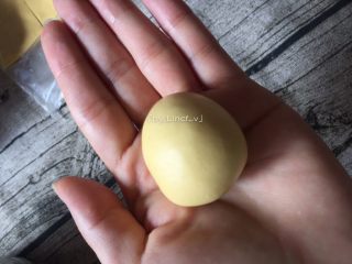 芝心南瓜麻球,将南瓜面团揪成一个个的小面团，然后揉成个个小圆球
