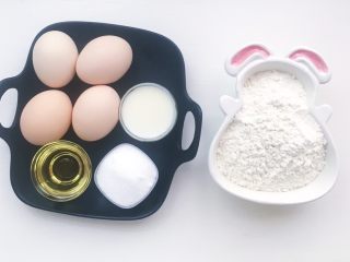 电饭煲蒸蛋糕,食材准备：鸡蛋4个 低筋面粉100g 色拉油50ml 配方奶50ml（可以喝牛奶的宝宝可以换成牛奶）白砂糖70g （白砂糖可以根据自己宝宝的喜甜度调整）