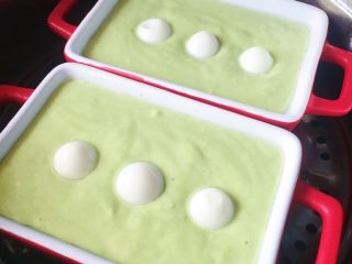 豌豆蒸蛋糕,放入备好的鹌鹑蛋 冷水上锅蒸20分钟完成