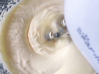 豌豆蒸蛋糕,打发至有明显的纹路将剩余的白砂糖加入继续打发至能提起即可