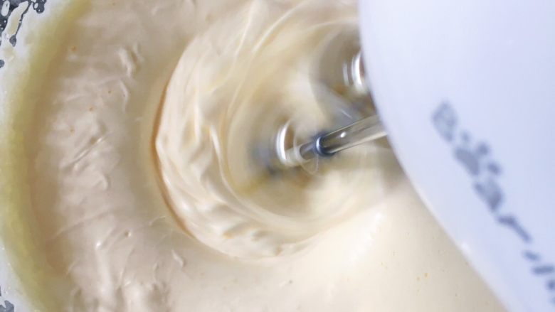豌豆蒸蛋糕,打发至有明显的纹路将剩余的白砂糖加入继续打发至能提起即可