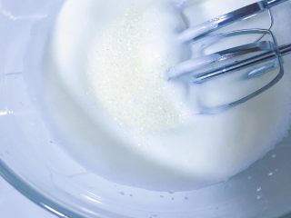 电饭煲蒸蛋糕,2⃣️ 转中速继续搅打 蛋奶霜出现明显的纹路加入剩下1/2的白砂糖