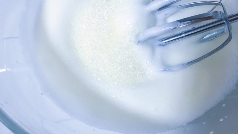 电饭煲蒸蛋糕,2⃣️ 转中速继续搅打 蛋奶霜出现明显的纹路加入剩下1/2的白砂糖