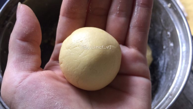 芝麻南瓜饼,接着将南瓜面团揪成一个个的小面团，然后揉成个个小圆球