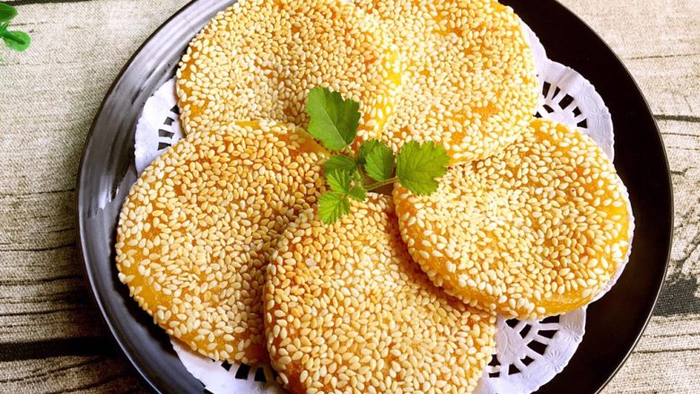 芝麻南瓜饼,煎熟至两面金黄色即可起锅放至吸油纸上控油后食用