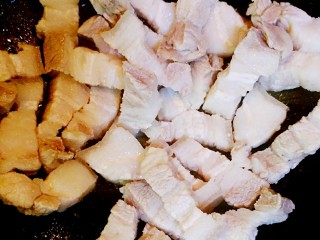 甜蜜的红烧肉,热锅后放一点点油，不放也可以，把肉下锅炒熟