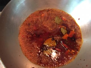 麻辣水煮肉片,加入之前煮牛肚的汤，适量够煮肉就可以不需太多，没有汤可以加水或者骨汤