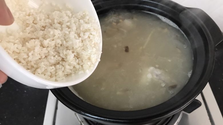 瑶柱虾米砂锅粥,倒入大米，大火烧开