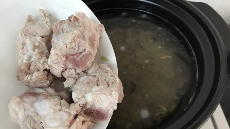 瑶柱虾米砂锅粥,加入猪骨