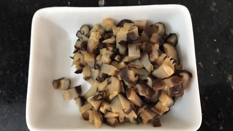 瑶柱虾米砂锅粥,香菇切碎