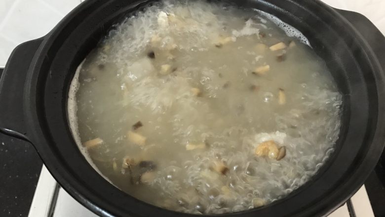 瑶柱虾米砂锅粥,煮至汤显微白
