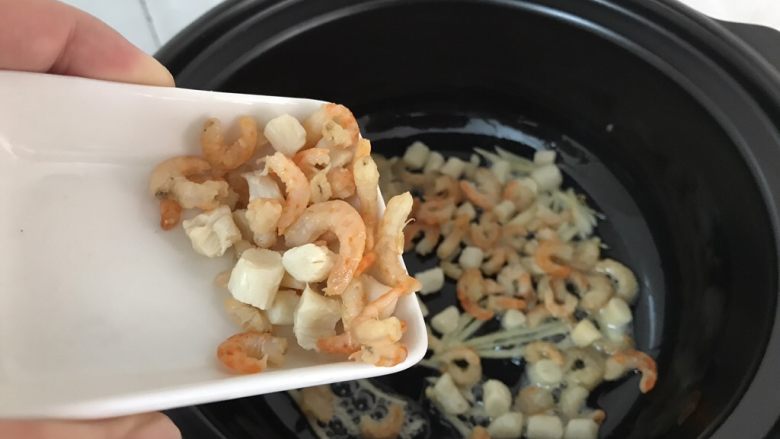 瑶柱虾米砂锅粥,瑶柱虾米加入炒香，
这里煸香瑶柱虾米再煮粥味道会更香浓更鲜甜，而且腥味也大大减少的