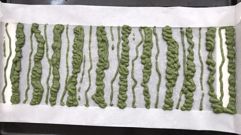 奶酪西瓜蛋糕,在油纸上画上花纹，每条花纹长度大概是15厘米左右。画好放入冰箱冷藏待用。