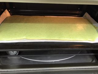 奶酪西瓜蛋糕,蛋清糊和蛋黄糊混合拌匀，倒入刚才准备好的西瓜花纹盘里，轻震去掉气泡。烤箱预热120度，上下火中层30--35分钟。（因为要保持抹茶蛋糕坯的色泽清爽好看，一定要用低温烘烤）