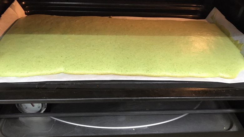 奶酪西瓜蛋糕,蛋清糊和蛋黄糊混合拌匀，倒入刚才准备好的西瓜花纹盘里，轻震去掉气泡。烤箱预热120度，上下火中层30--35分钟。（因为要保持抹茶蛋糕坯的色泽清爽好看，一定要用低温烘烤）