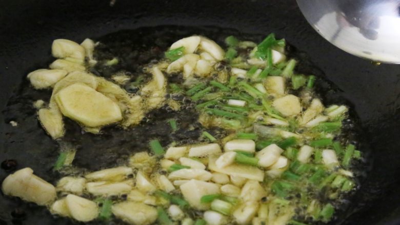 水煮肉片,锅中放油，放入葱姜蒜煸炒。