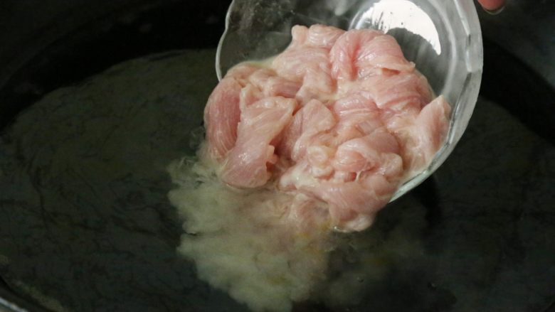 水煮肉片,腌制后的肉，放入水中焯烫，熟后立即捞出。约需要30秒。