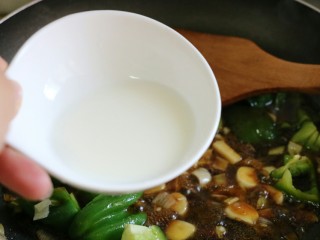 地三鲜,将其煮沸，接着倒入湿淀粉勾芡，使汤汁变得粘稠～