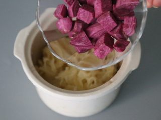 紫薯银耳羹,放入切好的紫薯。