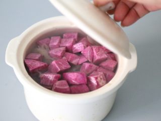 紫薯银耳羹,电炖锅内胆约9分满后，盖上盖子。