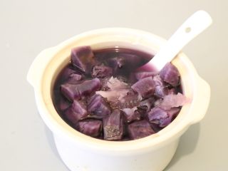 紫薯银耳羹,炖好的紫薯银耳羹，紫薯已经软糯，因为隔水炖，紫薯的形态保持得很好。