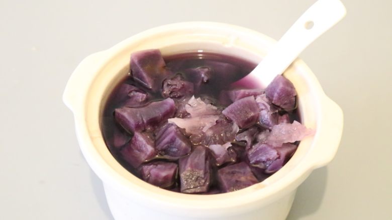 紫薯银耳羹,炖好的紫薯银耳羹，紫薯已经软糯，因为隔水炖，紫薯的形态保持得很好。
