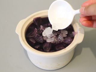 紫薯银耳羹,趁热放入冰糖融化。